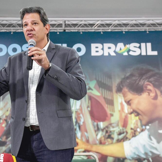 Fernando Haddad, candidato del PT, habló con la prensa en Sao Paulo de la supuesta difusión de noticias falsas por parte de la campaña de Bolsonaro. (NELSON ALMEIDA. AFP)