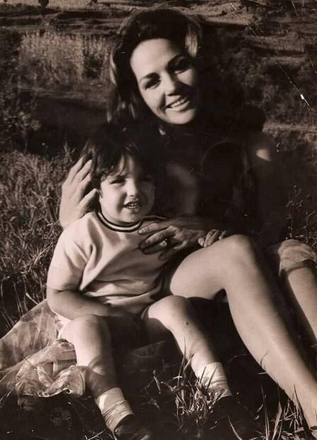 Arturo Vázquez con su madre, la actriz Isela Vega.