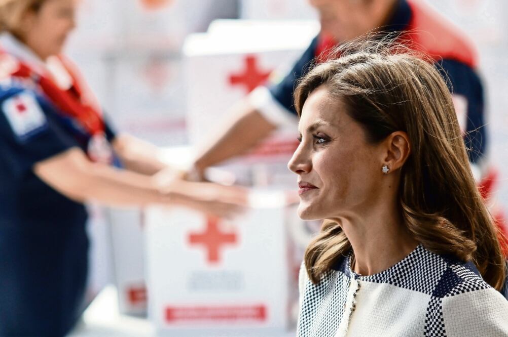 Durante su visita a instalaciones de la Cruz Roja de Polanco, la reina Letizia expresó preocupación por los damnificados por los sismos. Foto: IVÁN STEPHENS. EL UNIVERSAL