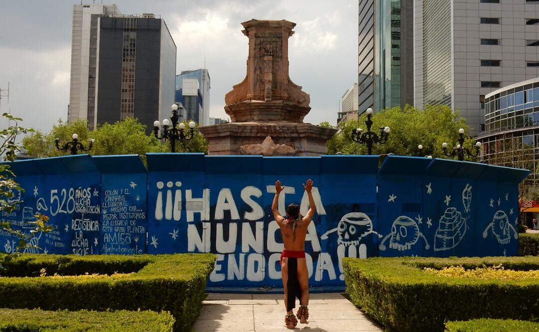 El 12 de octubre 2020, un danzante bailó como protesta frente a la base del Monumento a Cristóbal Colón, estatua que fue retirada el pasado 10 de octubre. Foto: Xinhua/Fernando Camacho, archivo