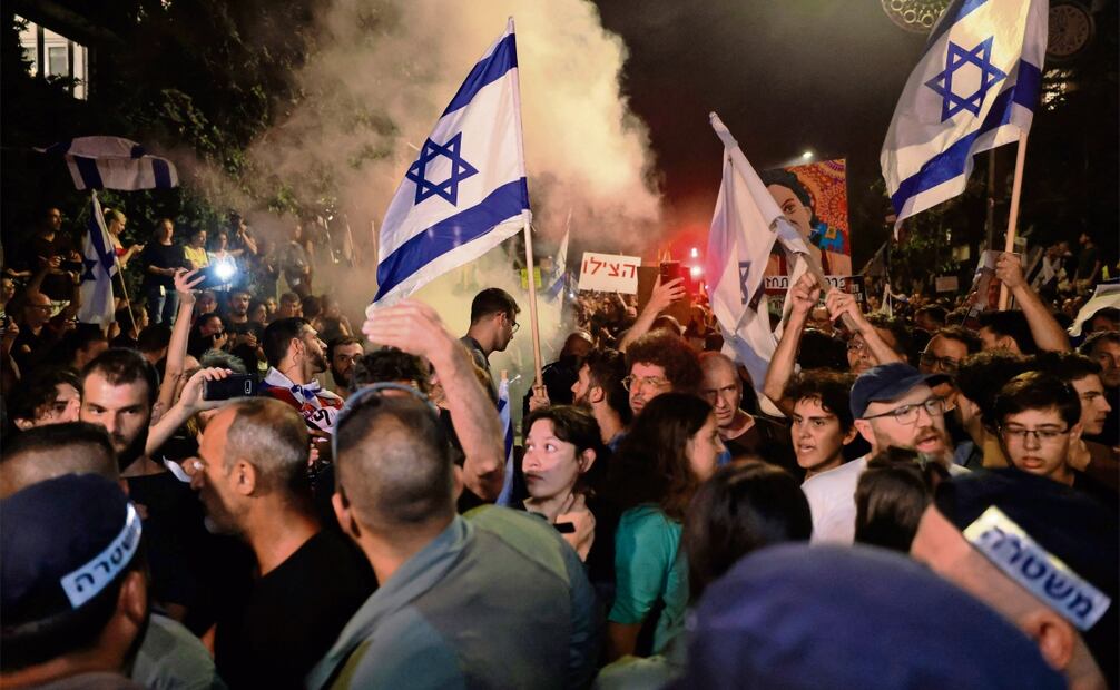 La policía israelí retuvo a manifestantes cerca de la residencia del primer ministro en Jerusalén, que exigen al gobierno negociar para liberar a rehenes de Hamas. Foto: Menahem Kahana | AFP