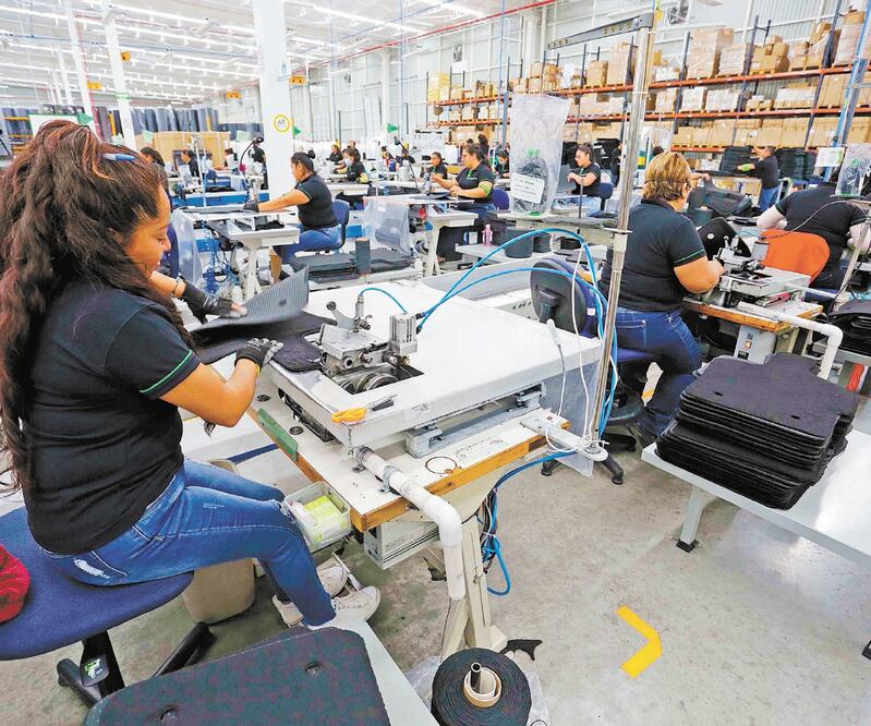 Por tipo de contratación, el número de obreros disminuyó 1.9% y el de los empleados bajó 0.7% de abril a mayo, informó el Inegi. Foto: ARCHIVO EL UNIVERSAL