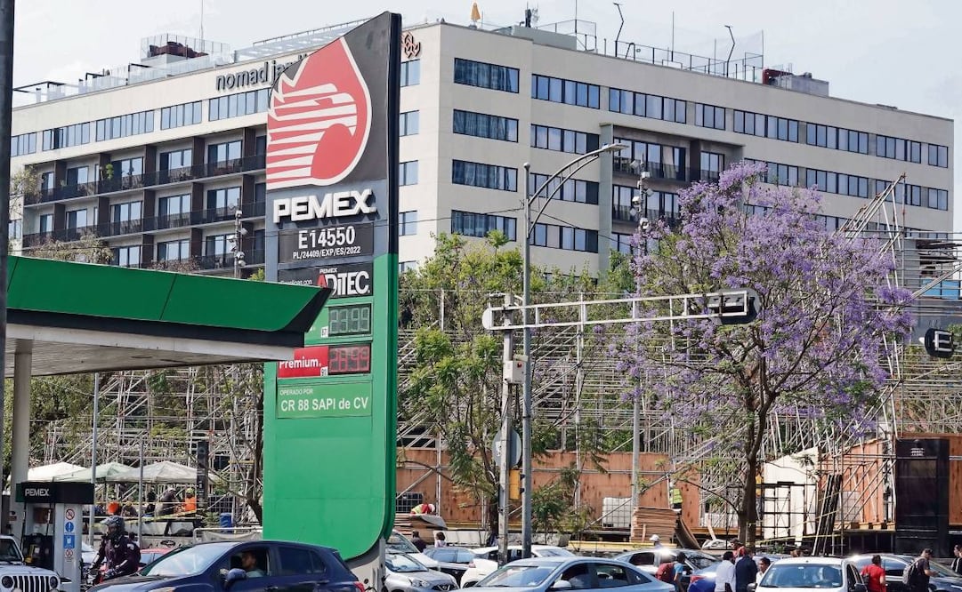 La gasolina premium se ha llegado a encontrar hasta en 29 pesos en gasolinerías de la Ciudad de México.
FOTO: Camila Ayala / CUARTOSCURO