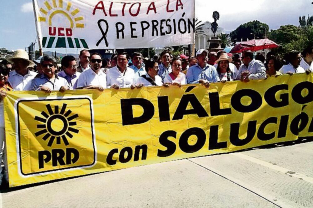 Miembros del PRD marcharon para exigir diálogo entre el gobierno estatal y la CNTE, y pidieron fincar responsabilidades al gobernador Gabino Cué por la violencia registrada el domingo pasado en Nochixtlán (DARIO NOLASCO A DNSUREST E. INFO)