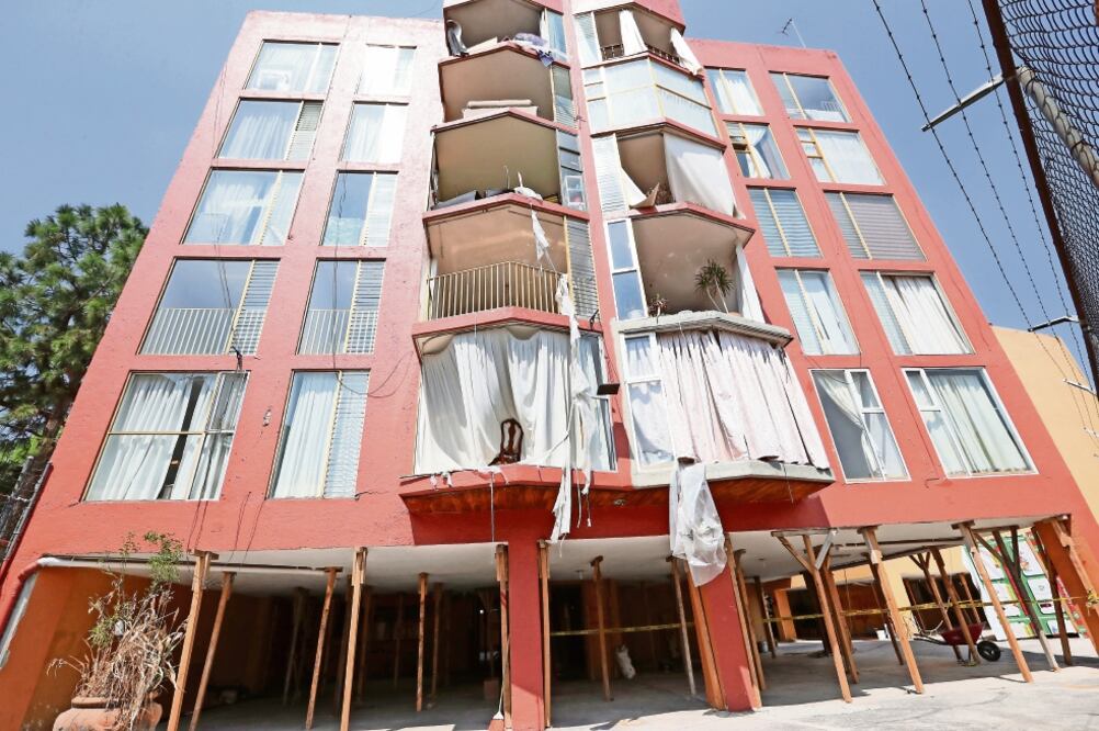 El edificio ubicado en Pacífico 223, en la colonia Reyes, delegación Coyoacán, quedó con daños severos por el sismo del 19 de septiembre pasado (FOTOS: ARIEL OJEDA. EL UNIVERSAL)
