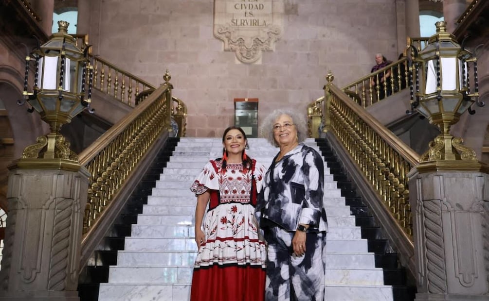 La jefa de Gobierno, Clara Brugada, entregó este jueves las llaves de la Ciudad de México a la activista estadounidense Angela Davis. | Foto: Especial.