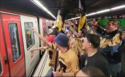 Aficionados de Pumas invaden el metro de Barcelona con cánticos previo al Joan Gamper