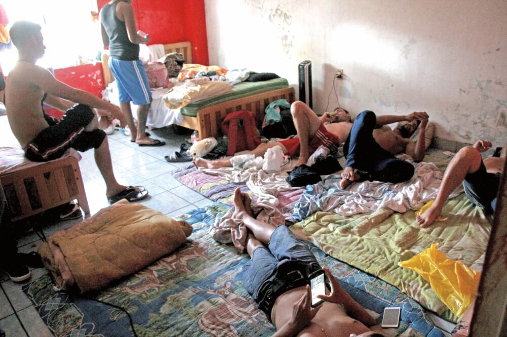 Mientras esperan para regular su situación migratoria en México, los indocumentados habitan en pequeños cuartos, en donde pagan 100 pesos diarios por persona; consideran que es mejor eso que la situación que se vive en Cuba (MARÍA DE JESÚS PETERS)