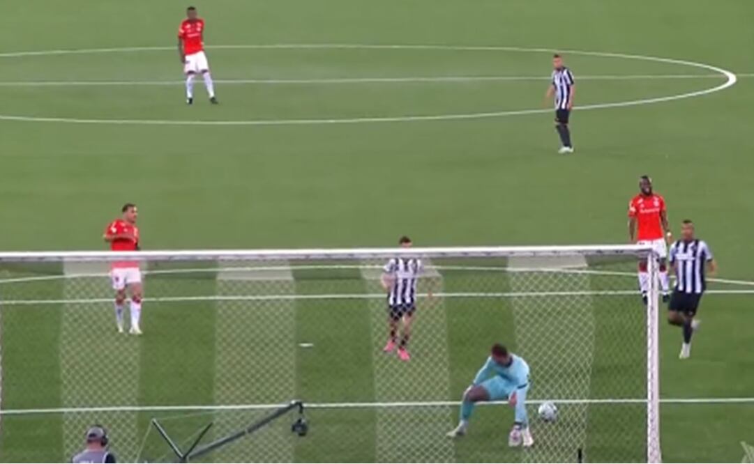 El insólito error de un portero en Brasil / Foto: Especiales