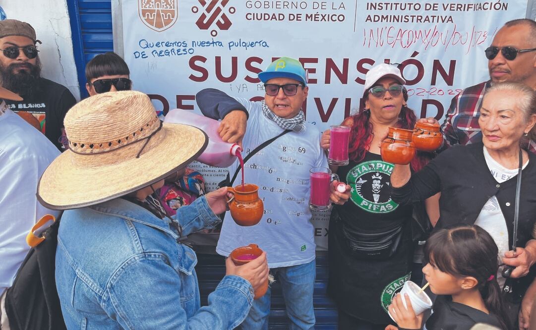 Algunos de los manifestantes regalaron pulque en medio de la protesta. Fotos: Rafael García. El Universal