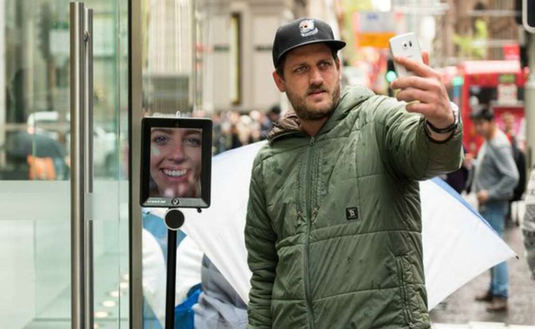 Una especie de Segway con una iPad en la parte de arriba, se encuentra apartando el lugar de Lucy Kelly, una mujer que está interesada en comprar el nuevo iPhone, pero que por cuestiones de trabajo no puede ir a formarse