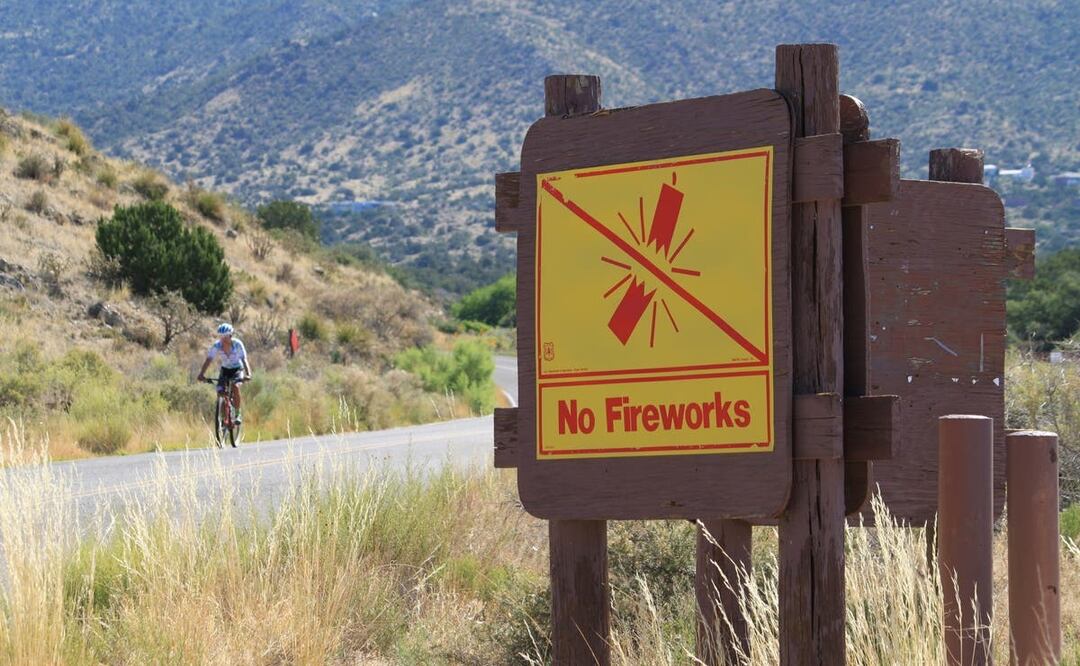 Esta imagen del 30 de junio de 2023 muestra un letrero que informa que se prohíben los fuegos artificiales en las montañas Sandia. Foto: AP