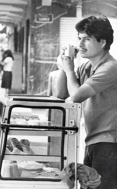Un vendedor de gelatinas, en el Centro Histórico, se mantuvo atento de su puesto y del partido México vs. Bélgica, el 3 de junio de 1986. Durante los juegos de la Selección Mexicana, era común ver algunos transeúntes con su radio portátil pegada a la oreja, a falta de una televisión. Foto: Archivo EL UNIVERSAL.
