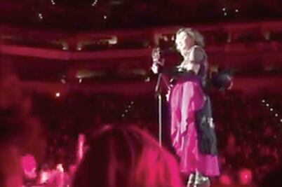 Madonna sube aparentemente borracha al escenario