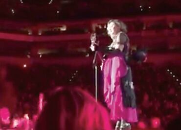Madonna sube aparentemente borracha al escenario