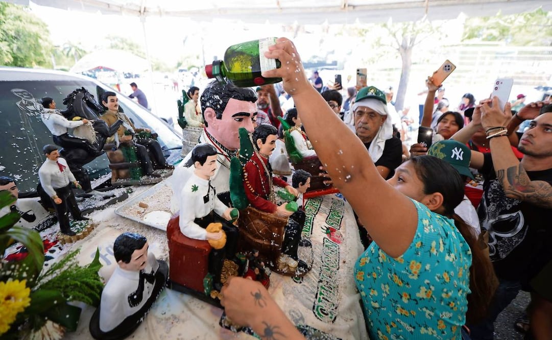 Los devotos rociaron botellas del alcohol al busto de Jesús Malverde y le colocaron cadenas de oro. Foto: VALENTE ROSAS/EL UNIVERSAL