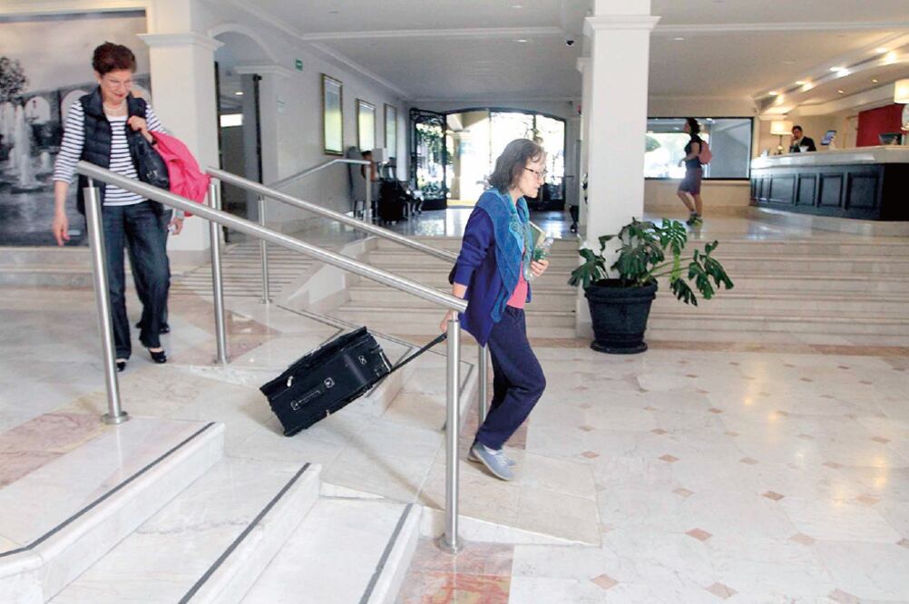 Ante un dólar caro, los hoteleros en una primera fase, absorben costos y los trasladan al consumidor, pero si continúan las presiones, recortan personal (ARCHIVO EL UNIVERSAL)