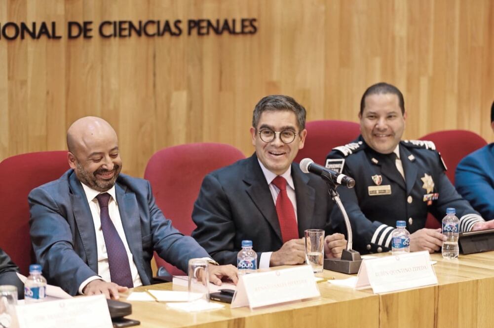 El policía es la puerta de entrada al sistema de justicia penal acusatorio, por lo que su labor debe ser dignificada, dijo Esteban Arcos Cortés, coautor del libro Nuevo Paradigma Policial en el Sistema Penal Acusatorio. (FOTOS: JUAN REYES GARCÍA. EL UNIV)