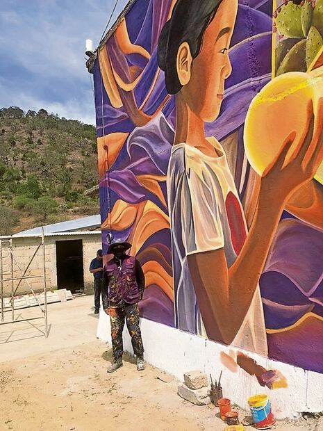 En la entrada al Moxthe se encuentra un mural que tiene a una niña que en sus manos sostiene el sol, que es el que brinda la energía eléctrica a los habitantes. Foto: Dinorath Mota