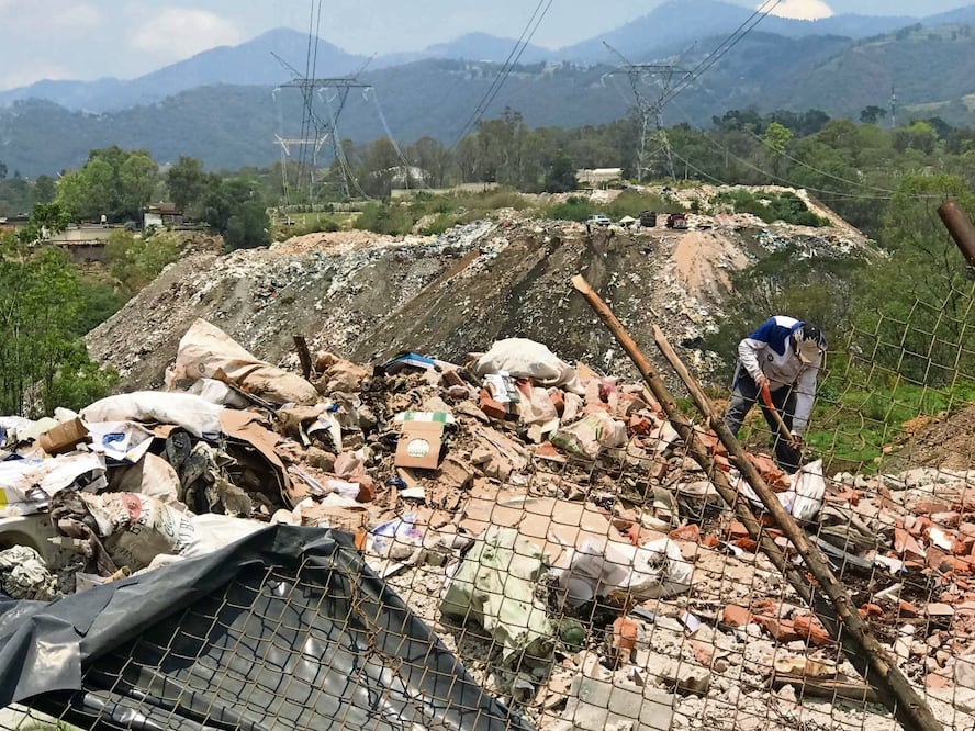 En menos de 10 minutos el paraje conocido como Los Venados Amorosos se llena de basura y escombros. Foto: Rebeca Jiménez / EL UNIVERSAL