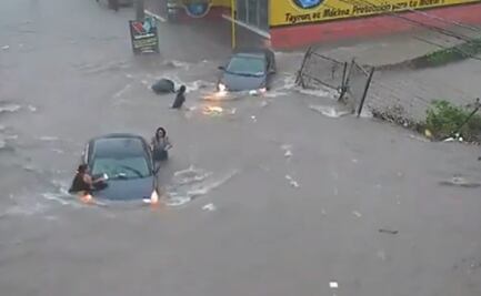Coladera "se traga" a mujer durante lluvias en Culiacán, Sinaloa