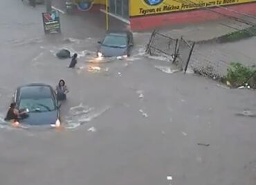 Coladera "se traga" a mujer durante lluvias en Culiacán, Sinaloa