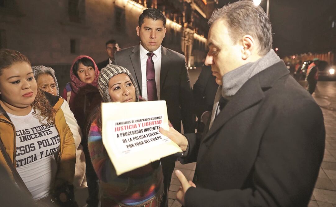 Familiares de policías acusados de estar vinculados con la fuga de El Chapo, en julio de 2015, protestaron afuera de Palacio Nacional y fueron atendidos por Alfonso Durazo (SSP). Foto: IVAN STEPHENS. EL UNIVERSAL