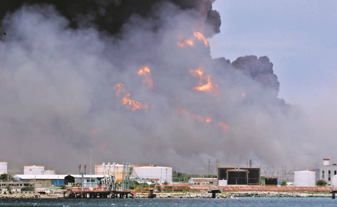 Las llamas en la base de supertanqueros en la bahía de Matanzas, Cuba, se extendieron a lo largo del cielo; el incendio lleva cuatro días sin ser sofocado. Foto: Ernesto Mastrascusa/ EFE.