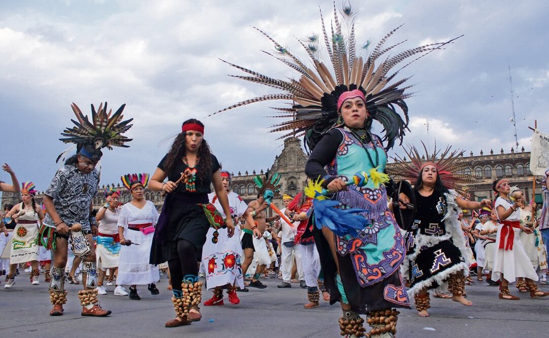 Danzantes, mujeres y hombres, agradecieron a la Madre Tierra con música y bailes. Darío Luna / EL UNIVERSAL