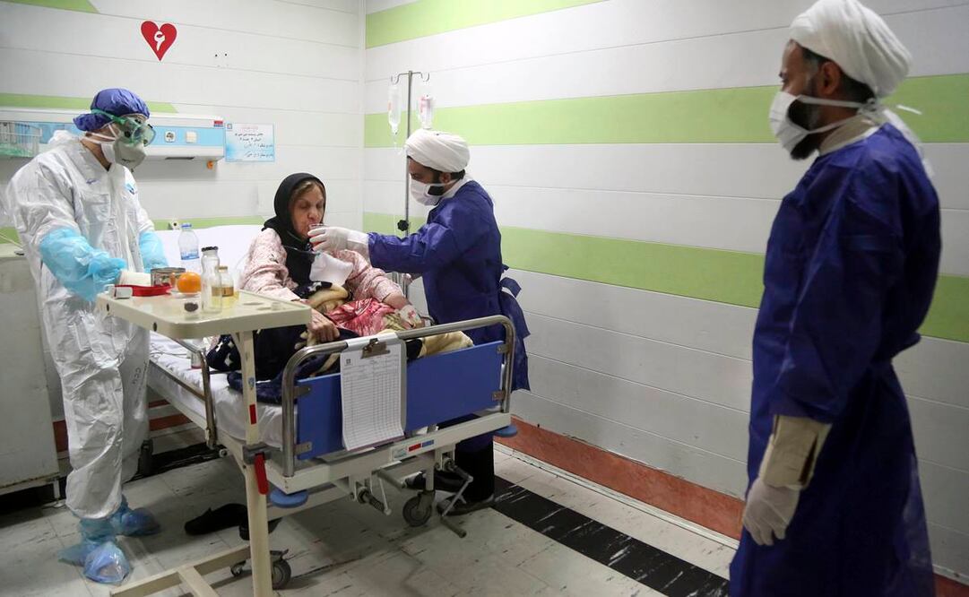 Cuidados a una mujer mayor ante el brote de coronavirus en Irán (Foto: AP)
