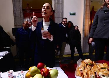 Sheinbaum tiene su primer convivio navideño con reporteros en Palacio Nacional; ofrece bocadillos y ponche