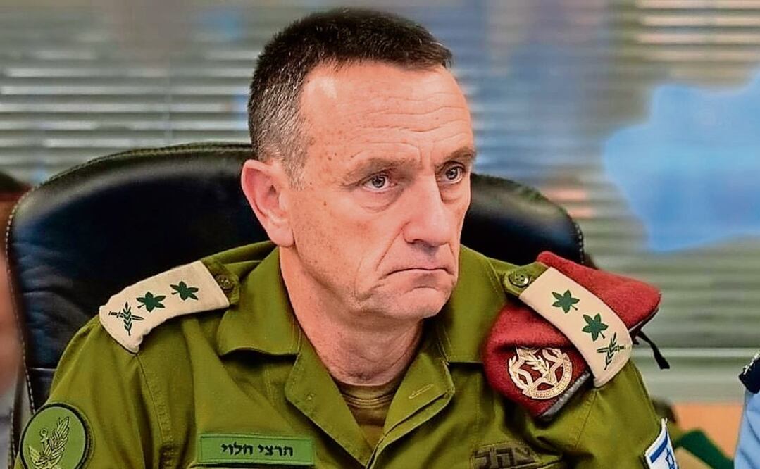 Fotografía cedida por el Ejército israelí del jefe del Estado Mayor, Herzi Halevi (i), supervisando junto al comandante de la Fuerza Aérea, Tomer Bar, el ataque a Irán este viernes, en la base militar de Kyria en Tel Aviv (Israel). Las Fuerzas de Defensa de Israel (FDI) anunciaron que iniciaron en la madrugada de este sábado ataques contra objetivos militares iraníes. Por medio de un comunicado, las FDI indicaron que la ofensiva se lleva a cabo en respuesta a meses de continuos ataques de Irán contra Israel, incluidas algunas acciones desde el suelo iraní. Foto: EFE