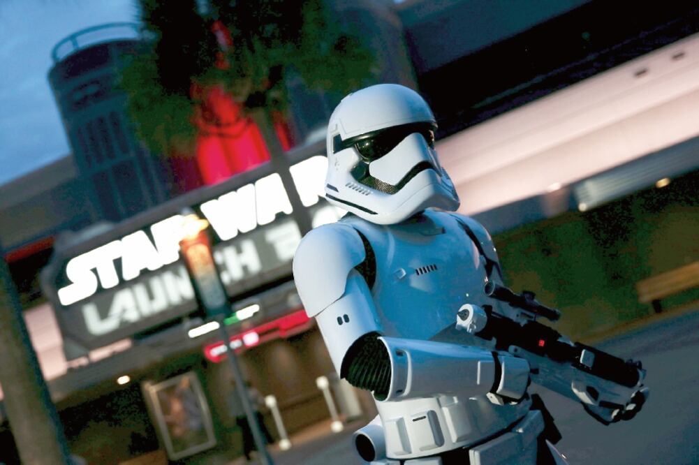 El parque temático con sede en Florida develó ayer nuevas atracciones de Star Wars (FOTOS: SCOTT AUDETTE. REUTERS)