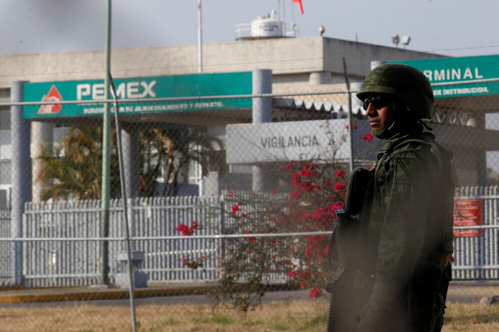 Militares resguardan los centros de distribución de combustibles de Pemex (EFE)
