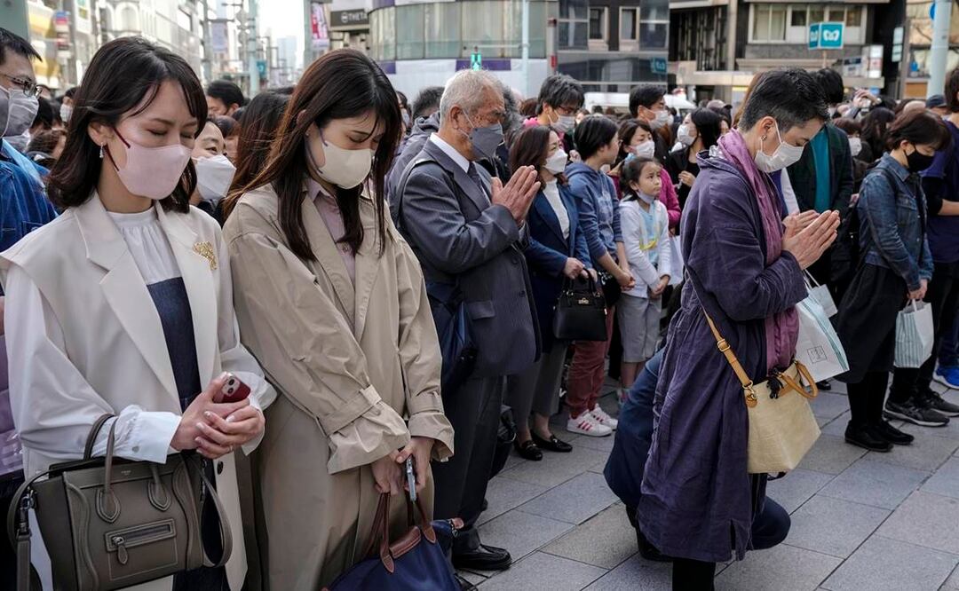 Minuto de oración, en el centro de Tokio, en silencio por las víctimas del 'Gran Terremoto del Este de Japón'. Foto: EFE
