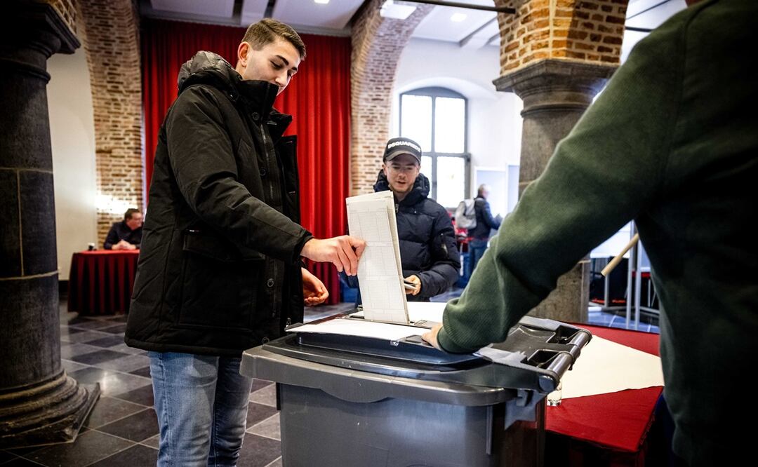 Un residente votó en el ayuntamiento de Venlo durante las elecciones de la Cámara de Representantes, en Venlo, Países Bajos, 22 de noviembre de 2023. Foto: EFE