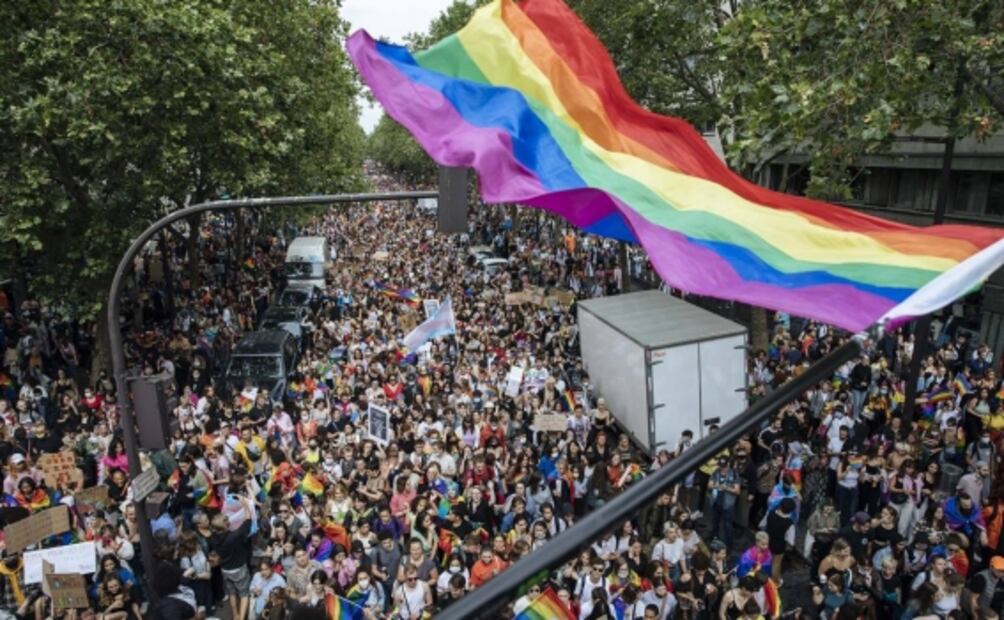 Pese a detenciones, miles participan en marchas del Orgullo LGBT+ en Europa