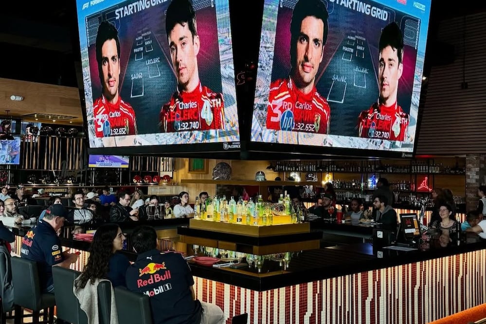 Ver la Fórmula 1 rodeado de buena comida y amigos es parte de la experiencia que ofrecen los mejores bares de la CDMX. Foto: Página oficial de Instagram de @sportandchips