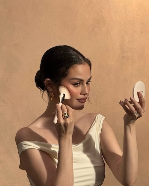 El rubor seguirá siendo tendencia este año y en primavera estará más presente, con una apariencia más discreta. Foto: Instagram @selenagomez