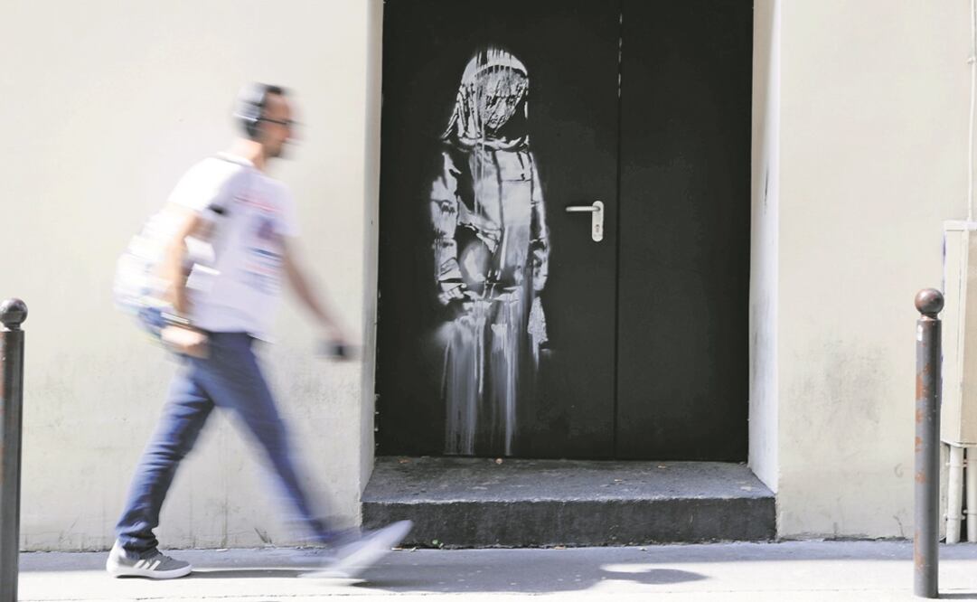 Banksy busca rendir homenaje a Mayo del 68 y a las víctimas de los atentados del 13-N de 2015. Foto: AFP/Thomas Samson