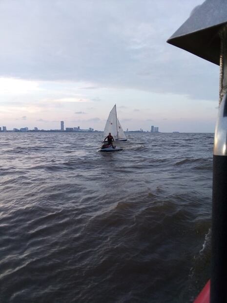 Rescatan en costas de Boca del Río a hombre que viajaba en velero