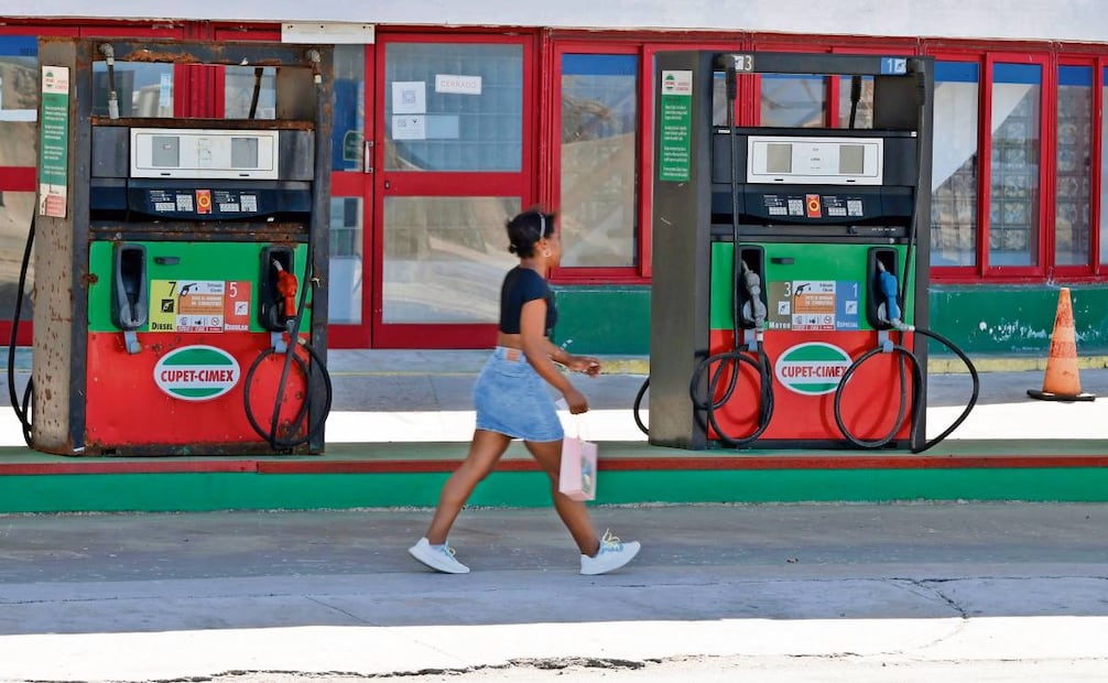Una cubana camina frente a una estación de gasolina, en La Habana. Foto:Ernesto Mastrascusa / EFE