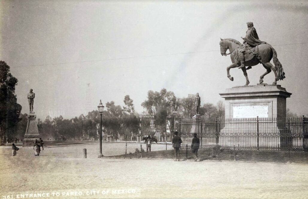 Imagen cercana a 1897 que muestra el inicio del Paseo de la Reforma a la altura del cruce con Bucareli. En la toma se pueden apreciar la estatua ecuestre de Carlos IV y “Caballito” las estatuas de los llamados “Indios Verdes”, los tlatoanis mexicas Ahuizotl e Izcóatl cuando estaban en el lugar. Imagen: Southern Methodist University