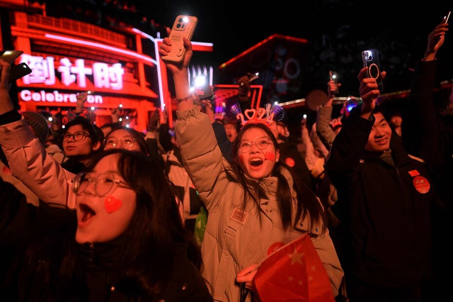 Asistentes a una celebración por el Año Nuevo durante un evento de cuenta regresiva en Beijing. Foto: AFP