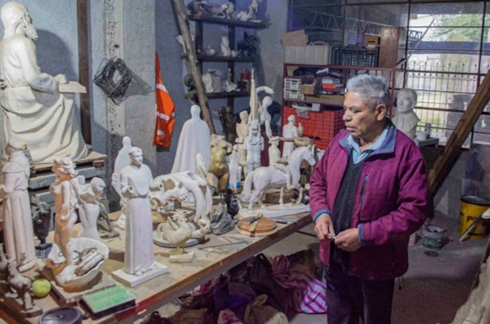 El escultor y pintor José Ortiz en su casa-estudio en Milpa Alta. Crédito: Foto: Luis Eduardo Escobar