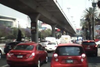 Atropella a asaltante en Periférico Norte y lo graba