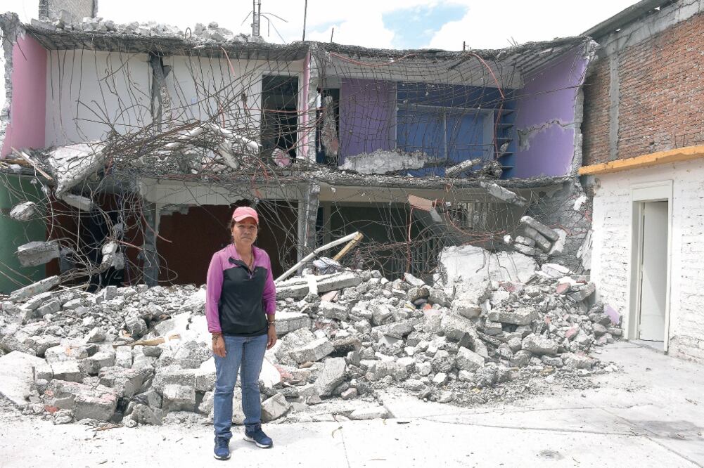 El sismo dejó casas dañadas y desabasto de agua en Tláhuac. Las constructoras de vivienda tendrían mayor dinamismo por la reconstrucción, opinan analistas. (ALONSO ROMERO.EL UNIVERSAL)