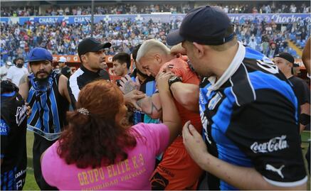 Querétaro vs Atlas: Hallan en cateos casi 100 playeras robadas a Gallos antes de la riña