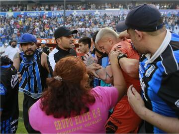 Querétaro vs Atlas: Hallan en cateos casi 100 playeras robadas a Gallos antes de la riña