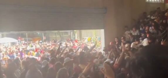 VIDEO Entre gritos y empujones, asistentes al evento de Clara Brugada se disputan mochilas regaladas